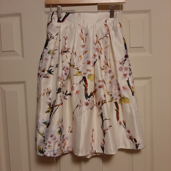 Floral pleated midi skirt - Picture 3 of 4